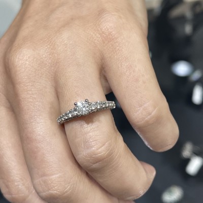 Engagement ring with a central diamond of 0.78 ct and side diamonds of 1.37 ct