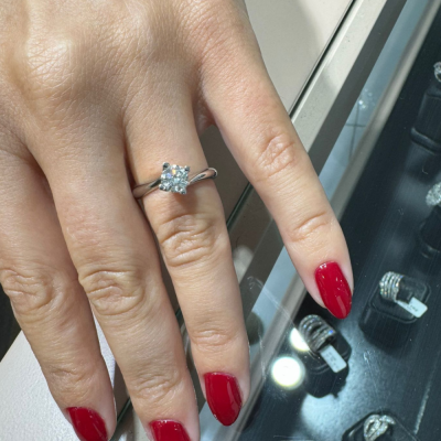Solitaire engagement ring with 0.70 ct diamond