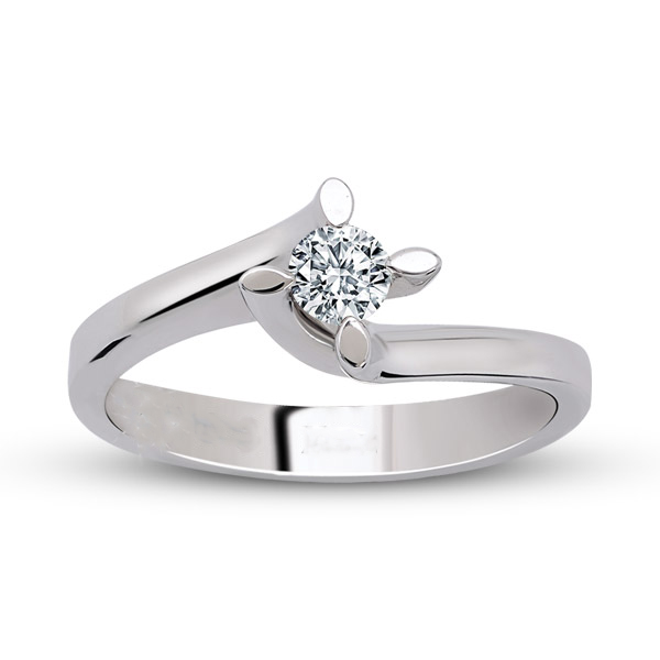 Solitaire engagement ring with 0.39 ct diamond
