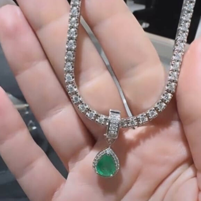 Charm pendant with Diamonds of 0.29 ct and Emerald of 1.57 ct