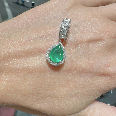 Charm pendant with Diamonds of 0.29 ct and Emerald of 1.57 ct
