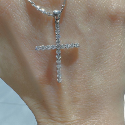 Cross pendant with 0.64 ct diamonds