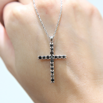 Cross pendant with black diamonds of 0.43 ct