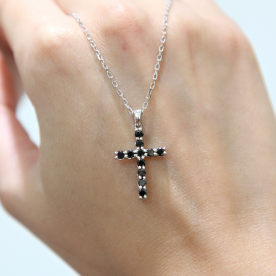 Cross pendant with black diamonds of 0.93 ct