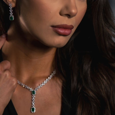 Set with 5.05 ct Diamonds and 3.59 ct Emeralds