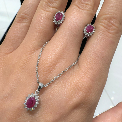 Set with 0.28 ct Diamonds and 1.18 ct Rubies