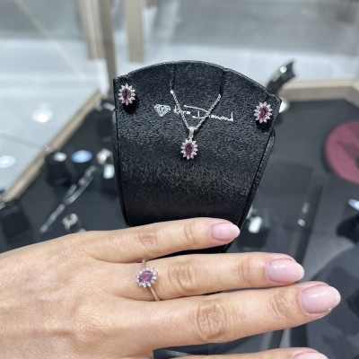 Set with 0.46 ct Diamonds and 1.85 ct Pink Sapphire