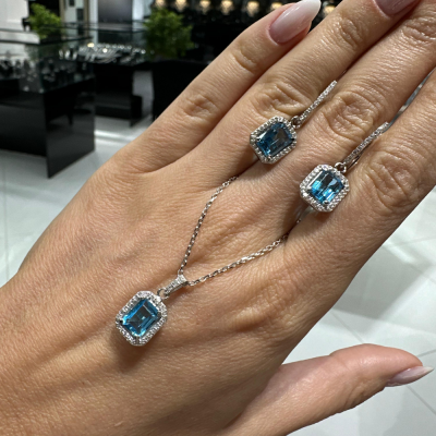 Set with 0.62 ct Diamonds and 5.93 ct Topaz