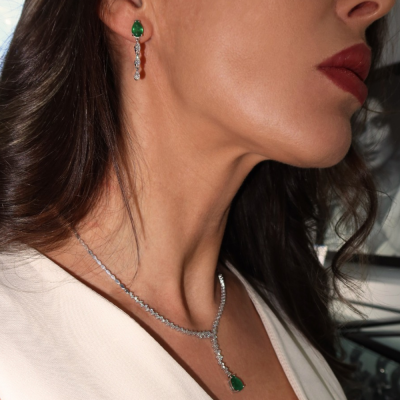 Set with 2.20 ct Diamonds and 3.10 ct Emeralds