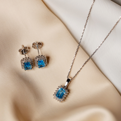 Set with 0.45 ct Diamonds and 2.40 ct Topaz