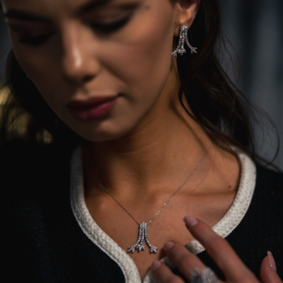 Jewelry set with 3.30 ct round diamonds and 0.89 ct Marquise diamonds