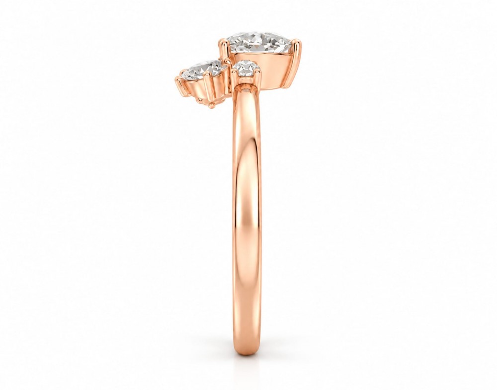 Inel cu diamant central Pear Cut de 0.31ct si diamante Pear Cut laterale de 0.28ct