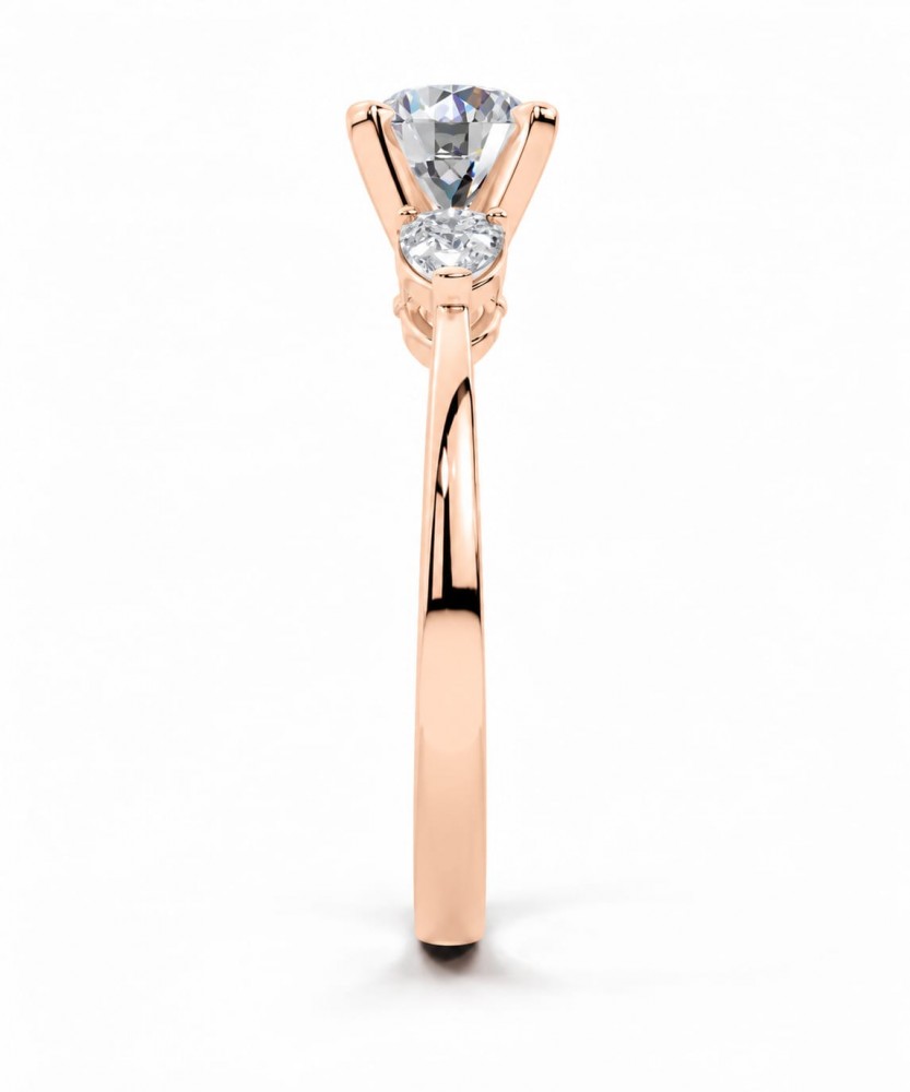 Inel de logodna cu diamant central rotund de 0.73ct si diamante laterale Pear Cut de 0.28ct
