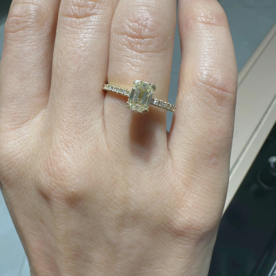 Inel de logodna cu diamant central fancy de 1.11 ct si diamante laterale de 0.22 ct