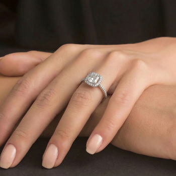 Inel de logodna cu diamant de 0.73ct si diamante laterale de 0.27