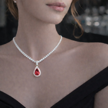 Tennis Charm cu Rubin Pear Cut Central de 4.08ct si Diamante Laterale Rotunde de 0.61ct